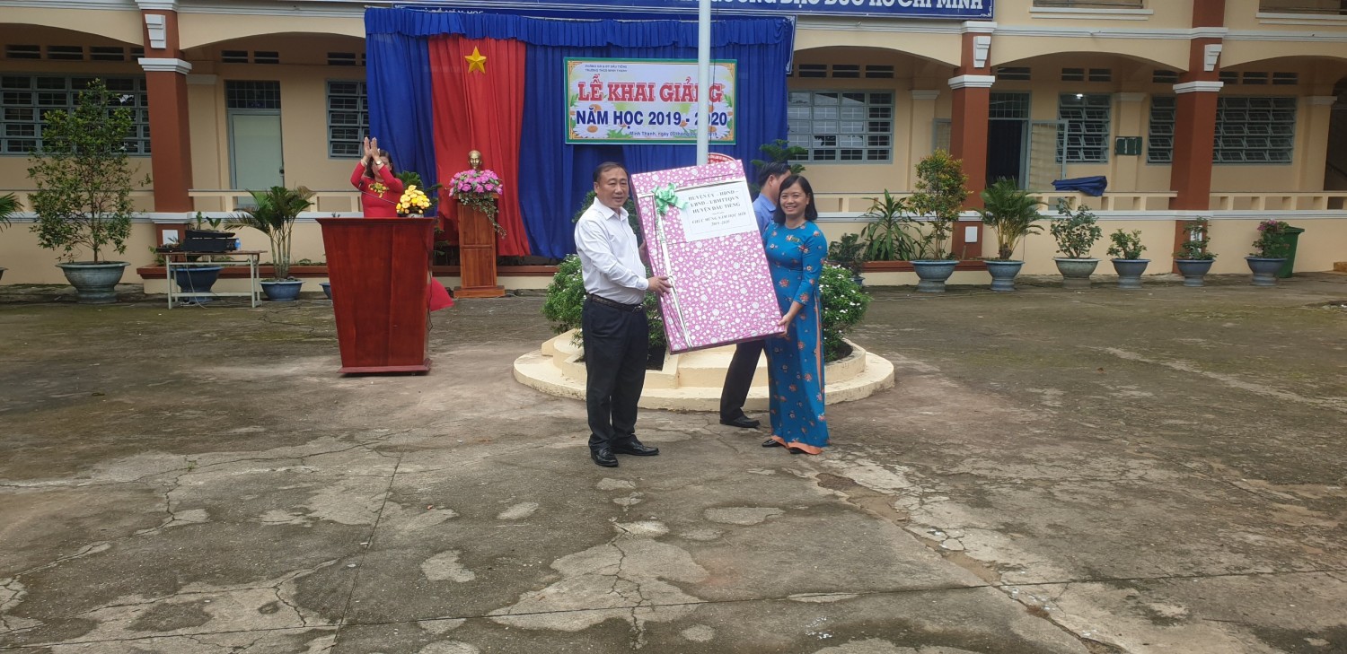 Nhận quà của huyện